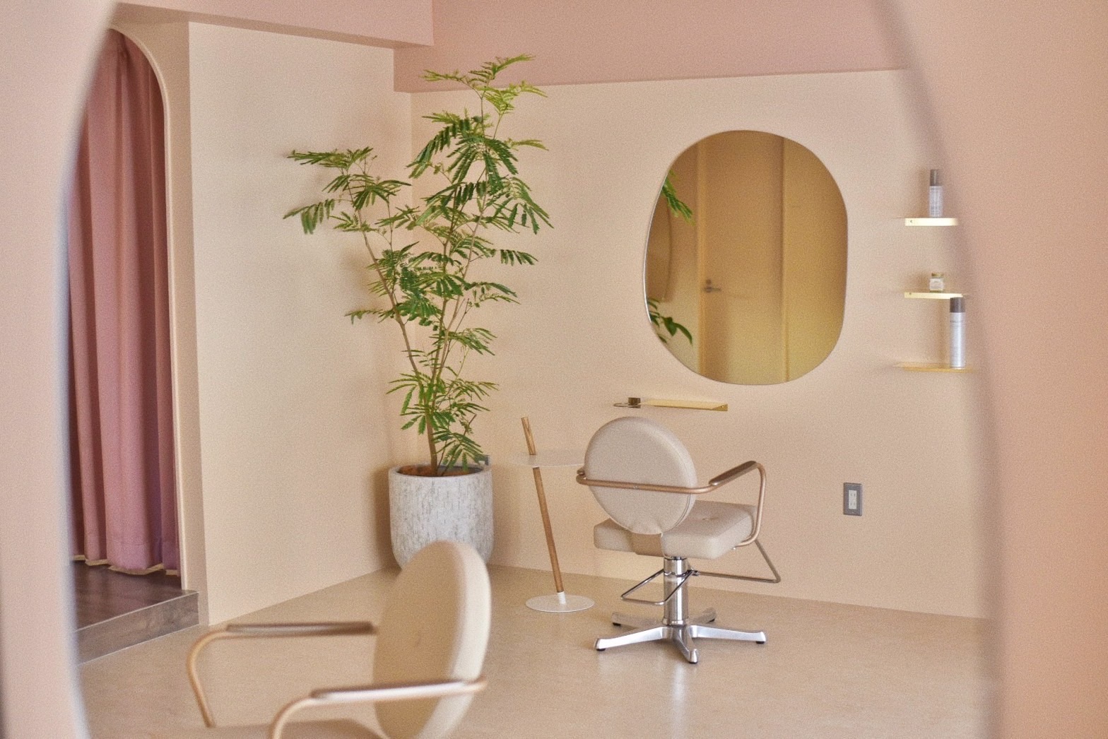 【赤坂駅】≪保証給あり・正社員OK≫指名50%／フリー40%還元！！単価を高めに設定し数をこなすのではなく一人ひとりのお客様としっかり関わり高収入を狙います！！マンツーマン接客で関わる半個室×業務委託ヘアサロン「emu head spa & treatment（エミュヘッドスパアンドトリートメント）」からスタイリスト（美容師）の求人☆★