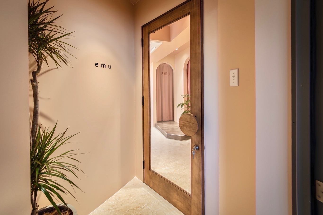 【赤坂駅】≪保証給あり・正社員OK≫指名50%／フリー40%還元！！単価を高めに設定し数をこなすのではなく一人ひとりのお客様としっかり関わり高収入を狙います！！マンツーマン接客で関わる半個室×業務委託ヘアサロン「emu head spa & treatment（エミュヘッドスパアンドトリートメント）」からスタイリスト（美容師）の求人☆★