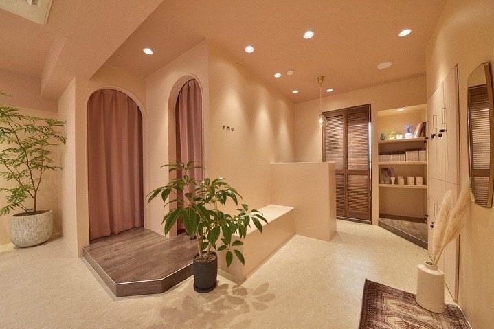 【赤坂駅】≪保証給あり・正社員OK≫指名50%／フリー40%還元！！単価を高めに設定し数をこなすのではなく一人ひとりのお客様としっかり関わり高収入を狙います！！マンツーマン接客で関わる半個室×業務委託ヘアサロン「emu head spa & treatment（エミュヘッドスパアンドトリートメント）」からスタイリスト（美容師）の求人☆★