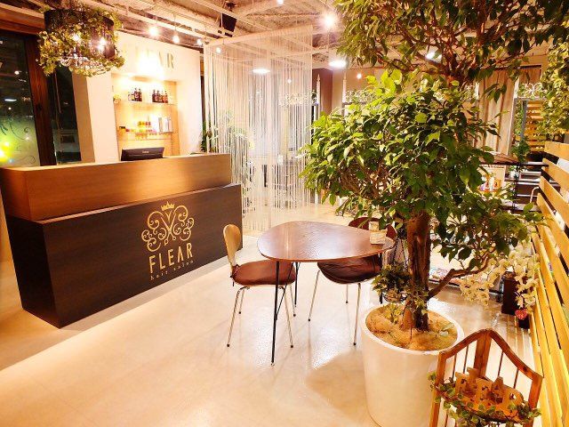 【堺東】≪月給30万円以上可能≫≪土日休み応相談≫≪社会保険完備≫レッスンなしなら19:30退勤!プライベートも大切にしながら、美容師としてしっかり稼げます!「FLEAR hair salon(フレアヘアサロン)」からスタイリスト(美容師)の求人☆★