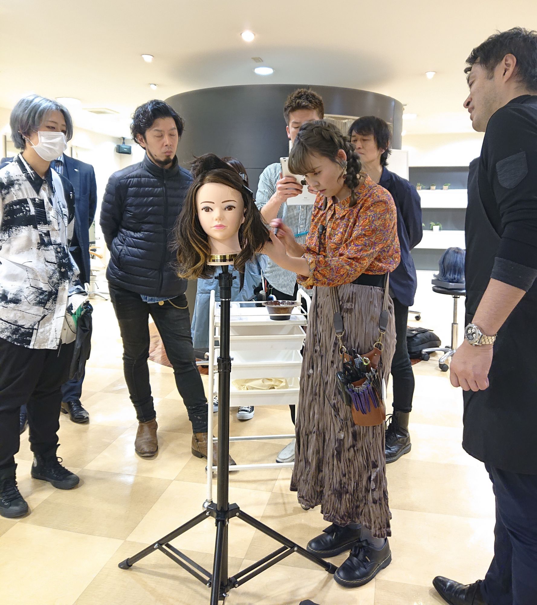 【高槻市駅】≪月給22.1万円〜≫≪月8〜10日休み≫≪GW休暇あり≫≪社会保険完備≫≪入客チャンスあり≫≪有給休暇あり≫個室での施術も可能なので寄り添った接客が可能！アットホームな環境で個室を取り入れた癒し系サロン「e’mZ Curatif（エムズキュラティフ）」からスタイリスト（美容師）の求人☆☆