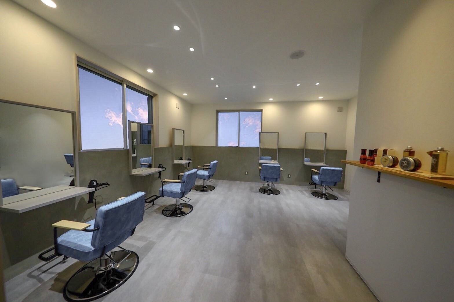 【草津駅】≪社会保険完備≫≪日曜休みあり≫≪20時までに退勤可能≫≪撮影手当や家族手当など充実の福利厚生！！≫One for all, All for oneを心掛け、一人ひとりがより働きやすい環境を提供！スタッフさん同士はとっても仲良しです！カラーが評判のトレンドサロン「FEXIA hair story（フェクシアヘアストーリー）」からスタイリスト（美容師）の求人☆★☆