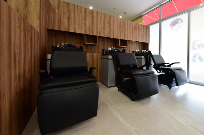 【宇土駅】≪完全週休二日制・実働8時間・営業時間18時まで・社会保険完備≫お手頃な価格でワンランク上の技術・接客・空間をお客様に提供！長年お客様から愛されているヘアサロン「ウトシティ 美容室（ウトシティビヨウシツ）」からスタイリスト（美容師）の求人☆☆