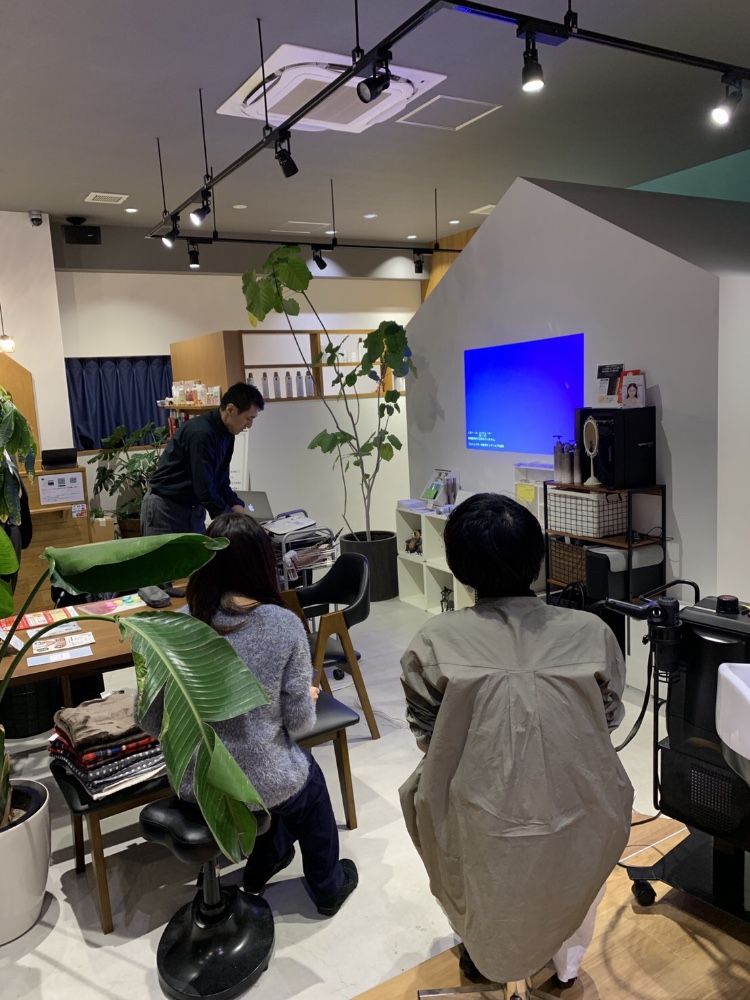 【東生駒】≪社会保険完備≫≪月8日休み≫スタッフの意見に耳を傾け、より働きやすい環境を整えております！！続々と店舗展開を進めている成長著しい人気サロン！安心して働ける待遇面を整えております「cheer HAIRRELAXATION（チアーヘアリラクゼーション）」からスタイリスト（美容師）の求人☆★☆