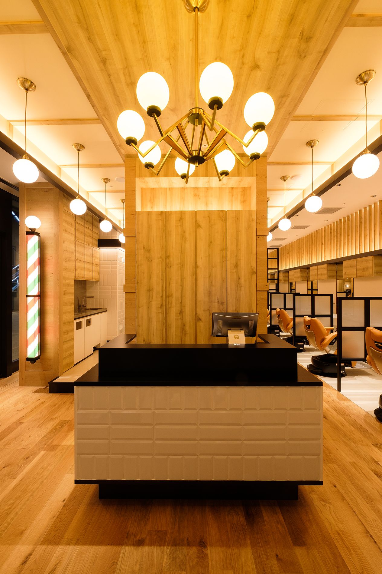 【京橋】≪半年後には月給25万円以上≫≪月9日休み≫≪有給休暇あり≫≪社会保険完備≫「社員第一主義」！働きやすくて、やりがいを感じられる職場です。働き盛りの男性に愛されるバーバーです「銀座マツナガ 京橋エドグラン店（ギンザマツナガキョウバシエドグランテン）」から理容師（理容室）の求人★☆