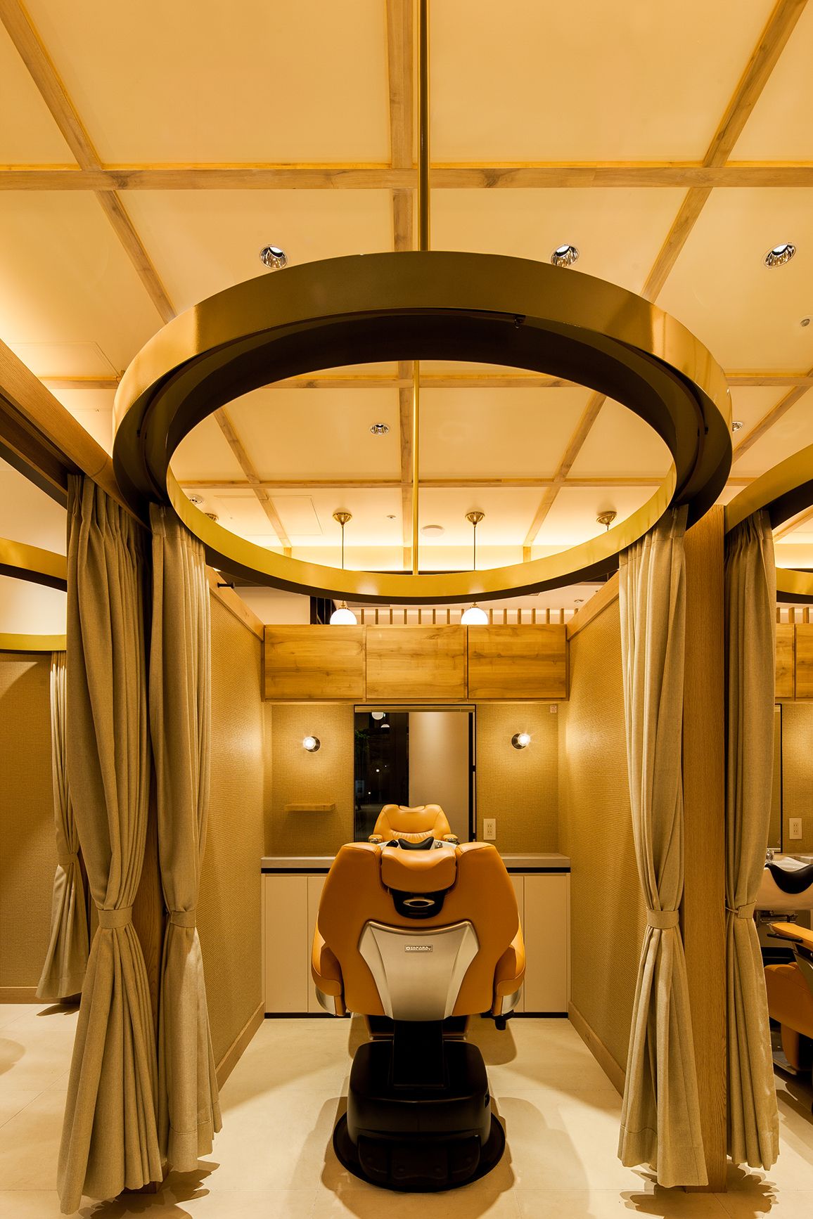 【京橋】≪半年後には月給25万円以上≫≪月9日休み≫≪有給休暇あり≫≪社会保険完備≫「社員第一主義」！働きやすくて、やりがいを感じられる職場です。働き盛りの男性に愛されるバーバーです「銀座マツナガ 京橋エドグラン店（ギンザマツナガキョウバシエドグランテン）」から理容師（理容室）の求人★☆