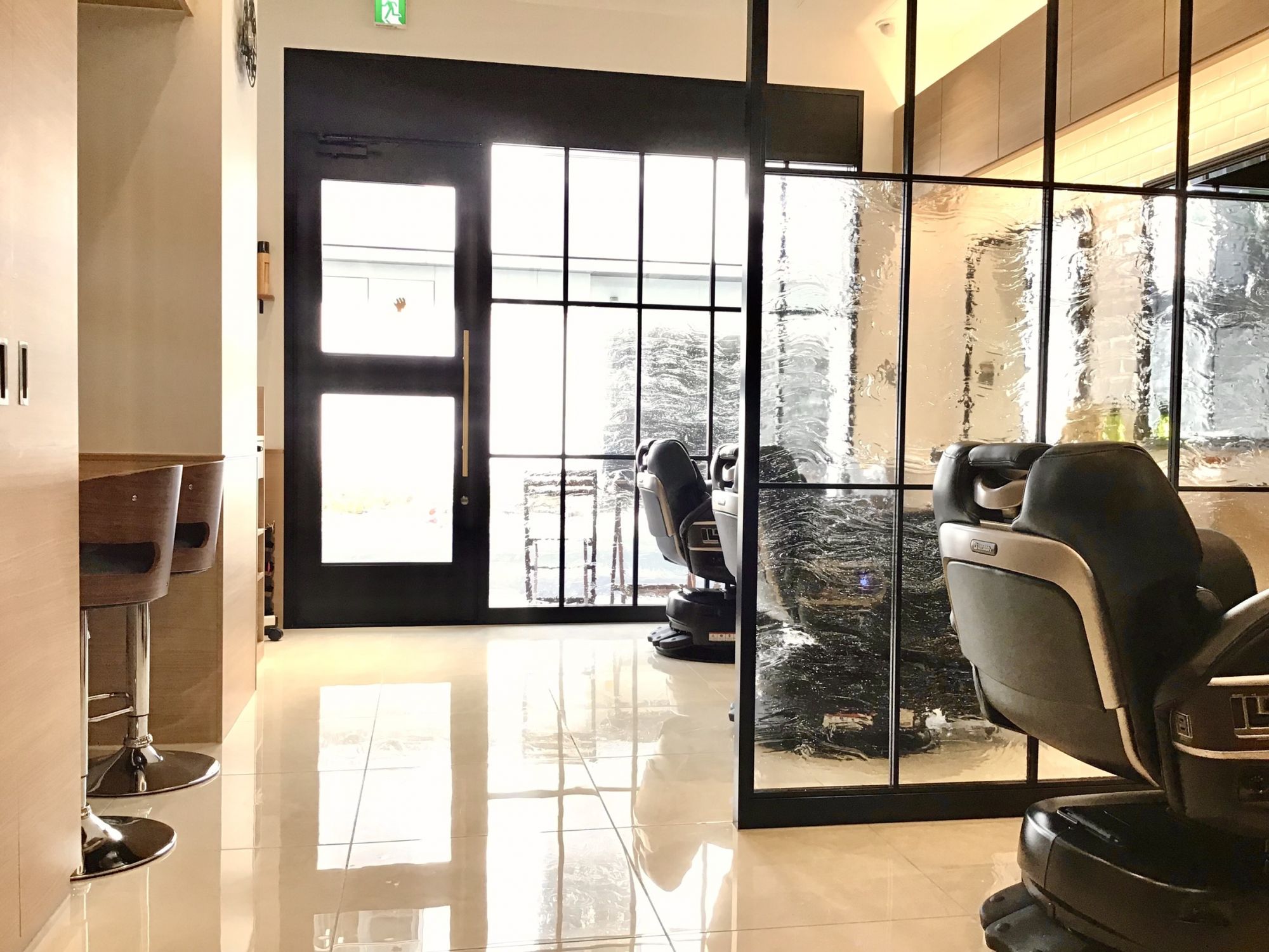 【東京駅】≪半年後には月給25万円以上≫≪月9日休み≫≪有給休暇あり≫≪社会保険完備≫「社員第一主義」！働きやすくて、やりがいを感じられる環境です。働き盛りのMENSに愛されるショップです「銀座マツナガ 日本橋店（ギンザマツナガニホンバシテン）」から理容師（理容室）の求人★☆