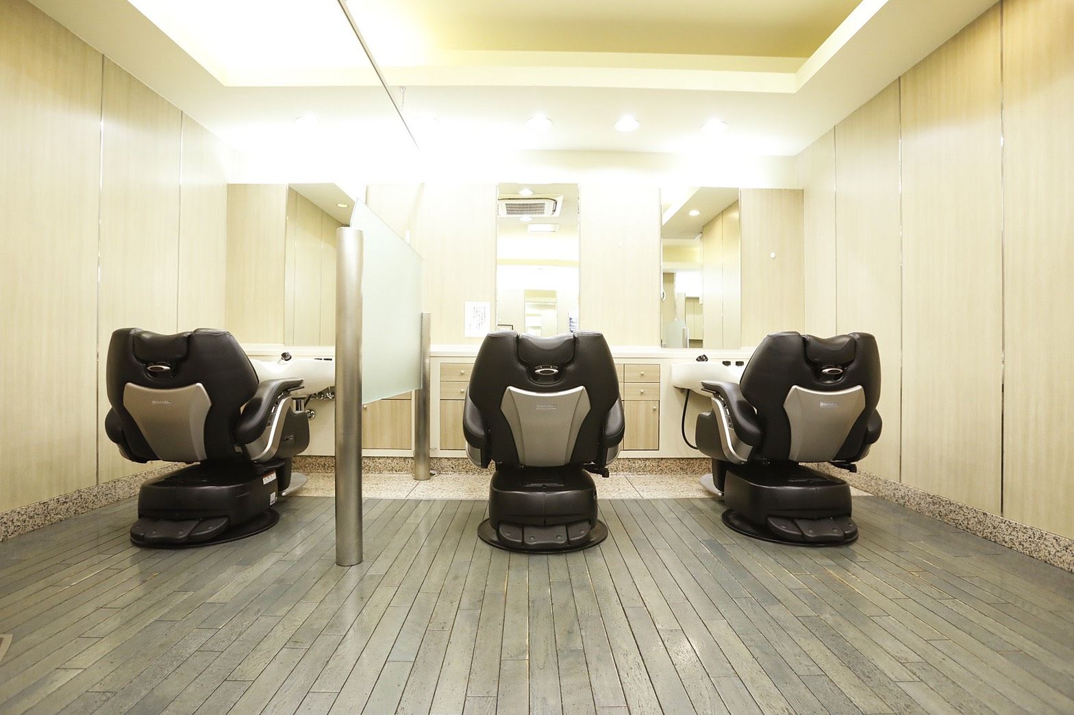 【東京駅】≪半年後には月給25万円以上≫≪月9日休み≫≪有給休暇あり≫≪社会保険完備≫「社員第一主義」！働きやすくて、やりがいを感じられる環境です。働き盛りのMENSに愛されるバーバーショップ「銀座マツナガ八重洲店（ギンザマツナガヤエステン）」から理容師（理容室）の求人★☆