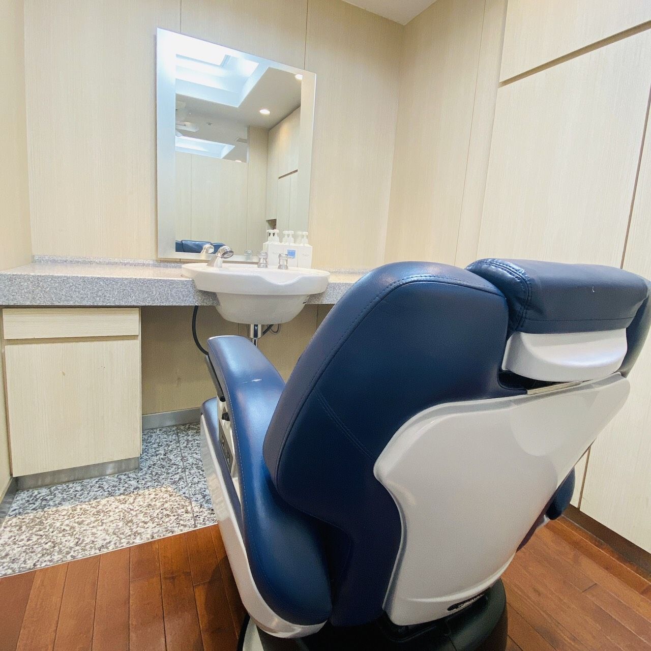 【東京駅】≪半年後には月給25万円以上≫≪月9日休み≫≪有給休暇あり≫≪社会保険完備≫「社員第一主義」！働きやすくて、やりがいを感じられる環境です。働き盛りの男性に愛されるバーバーショップ「銀座マツナガ 東京駅店（ギンザマツナガ トウキョウエキテン）」から理容師（理容室）の求人★☆