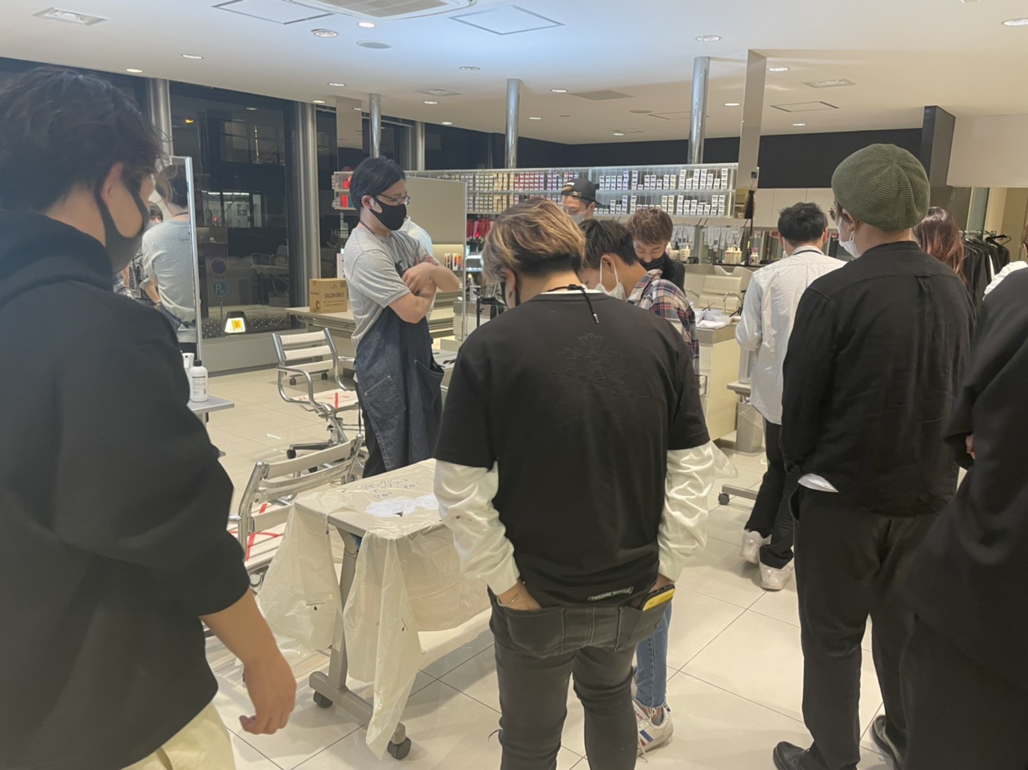 【生駒駅】≪完全週休2日≫≪社会保険完備≫≪最短1年半～2年以内でデビュー可能！！≫お客様一人ひとりに想いを込めた接客と、ハイクオリティな技術習得が叶う！！強制はせず、講習や撮影コンテストなど学びたいことがあれば、全力で応援！「Dear生駒店（ディアーイコマテン）」からアシスタント（美容師）の求人☆★