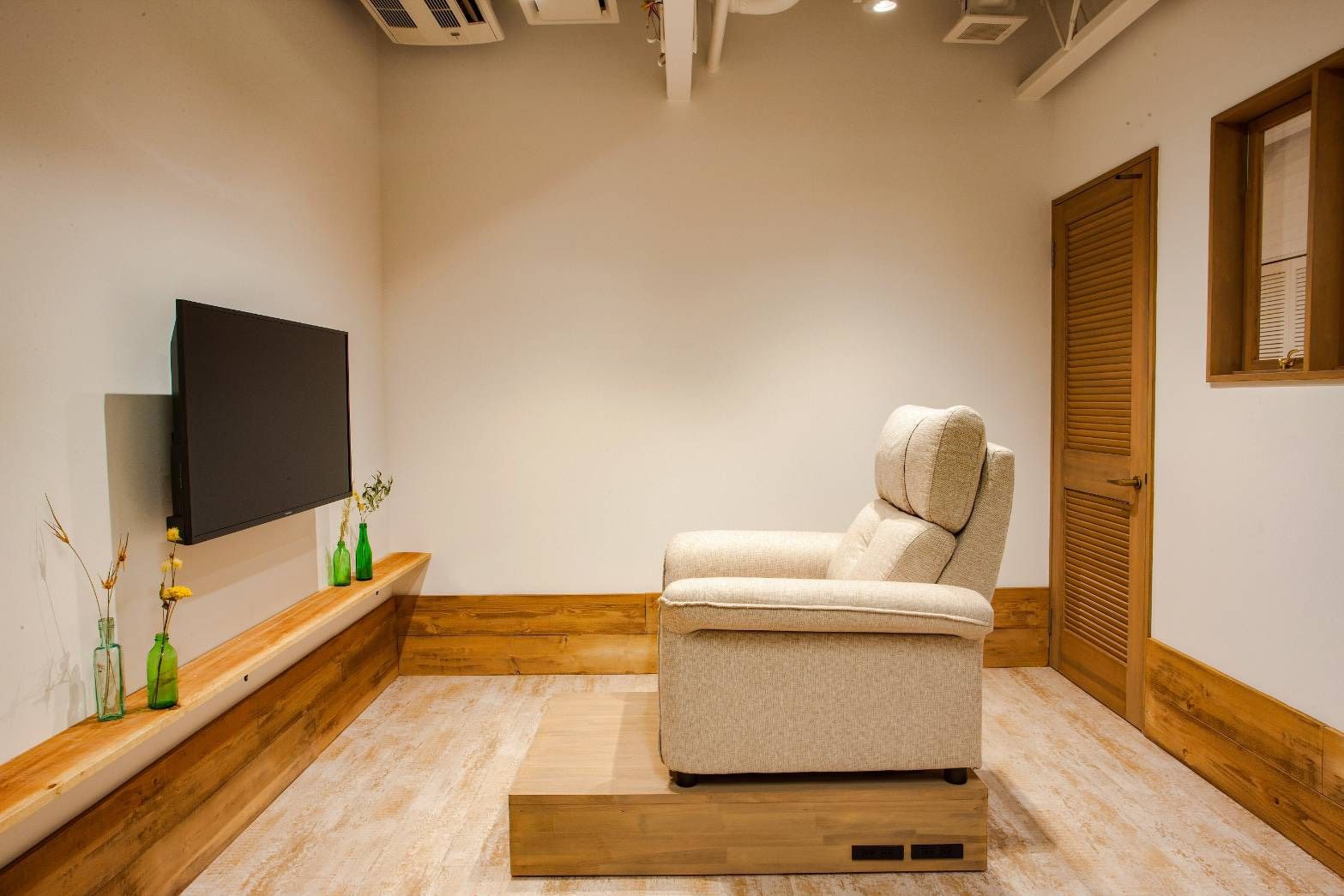 【烏丸】≪指名50〜60％／フリー40〜50%≫流行りの商材も豊富なので単価アップもしやすい！店内もこだわりの空間でおしゃれ！稼ぎながらプライベートも充実◎「elto 四条烏丸 eyelash&nail（エルトシジョウカラスマアイラッシュアンドネイル）」からネイリスト（ネイル）の求人★☆★