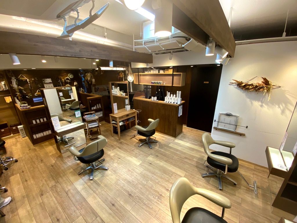 【緑地公園】≪月給23万円スタート≫≪社会保険完備≫≪20時迄には退勤可能≫流行りのハイトーンカラー技術が習得可能！働きやすい環境が整ったお店です！「STAGE 緑地公園（ステージリョクチコウエン）」からアシスタント（美容師）の求人★☆