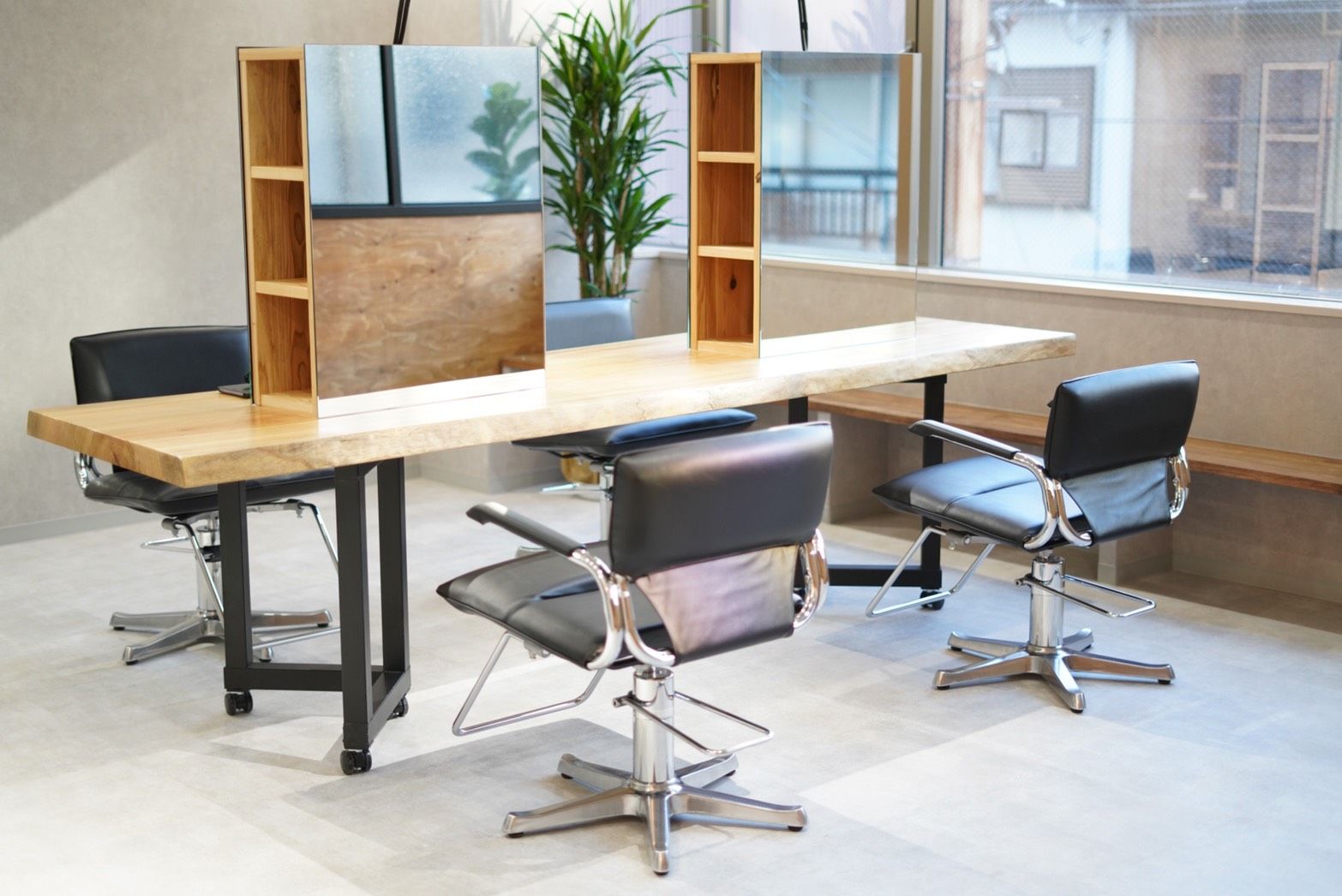 【烏丸】≪指名50〜60％還元／フリー40%還元≫≪自由出勤OK≫≪月給30万円以上も可能≫早回しの委託サロンではなく、一人一人のお客様にしっかり接客していけるサロン！技術面に不安があれば教えて頂ける環境！完全マンツーマンの業務委託サロン「iri（イリ）」からスタイリスト（美容師）の求人☆★