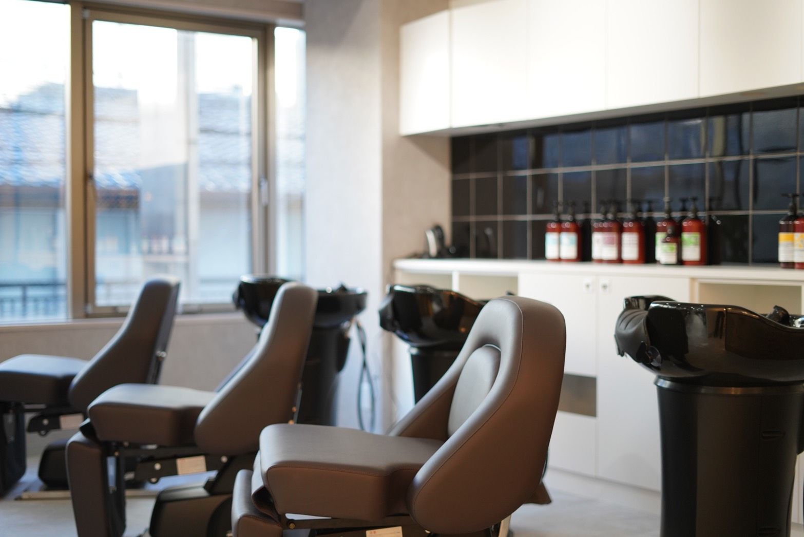 【烏丸】≪指名50〜60％還元／フリー40%還元≫≪自由出勤OK≫≪月給30万円以上も可能≫早回しの委託サロンではなく、一人一人のお客様にしっかり接客していけるサロン！技術面に不安があれば教えて頂ける環境！完全マンツーマンの業務委託サロン「iri（イリ）」からスタイリスト（美容師）の求人☆★