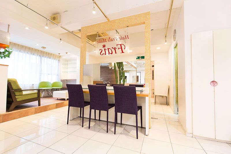 【横浜駅】◆完全週休2日制・2年以内のデビュー可能・営業中のレッスンOK◆レベル別カリキュラムを用意しており、着実なスキルアップが可能。トップレベルの技術が学べるサロンFrais 横浜本店（フレイスヨコハマホンテン）からアシスタント（美容師）の求人★☆