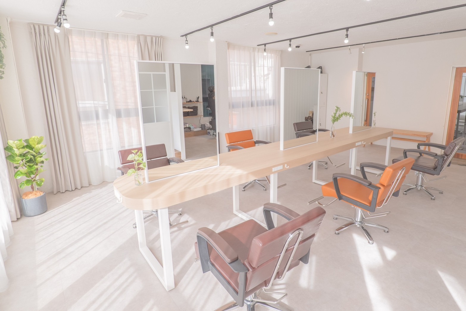 【香里園】≪平均月給35〜45万円以上≫≪パートさんは時給1300円(土日祝日)時給1500円≫一人一人のライフスタイルに合わせた勤務が可能!マンツーマンでお客様にしっかり施術出来るサロン!流行りの薬剤や商材が多いので単価アップもしやすい環境!「ACNE(アクネ)」からスタイリスト(美容師)の求人★☆