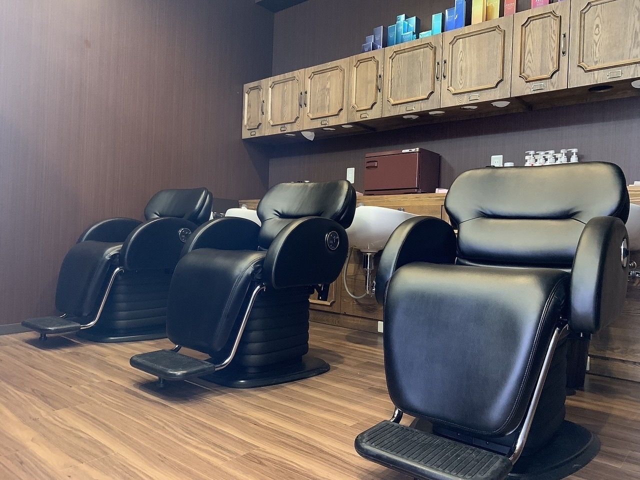 【江坂】≪完全週休2日制≫≪実働8時間≫≪社会保険完備≫ウィッグ代支給、営業中レッスンなど、充実の研修体制で早期に50万円以上稼げるスタイリストを目指せます!スタッフ同士仲が良いトレンドサロン!「Sourire by milly 江坂(スリールバイミリーエサカ)」からアシスタント(美容師)の求人☆★☆