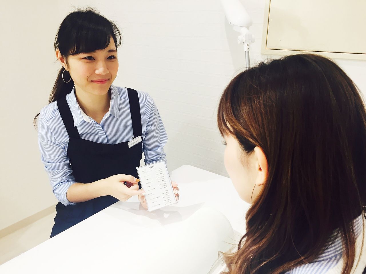 【東大通】≪実働8時間≫≪有給休暇あり・消化率100%≫≪土日祝の希望休OK≫≪社会保険完備≫育成実績が豊富で安心!研修サロンもあるので早くに技術が身につく「Nail&Eyelash Merci(ネイルアンドアイラッシュメルシー)」からアイリスト(まつげエクステ・まつげパーマ・アイブロウ)の求人☆☆