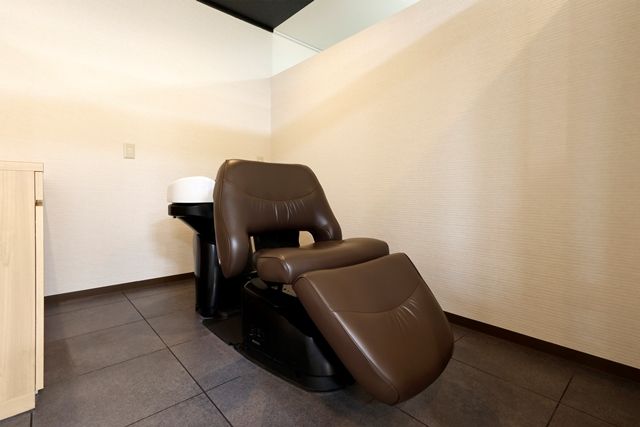 【深井】 月給19万円以上  月8日休み  社会保険完備  最短2年デビュー  新卒生・通信生OK 充実した福利厚生と教育体制が整う環境です！有名ブランドサロンのFC店舗「KAINO arms 泉北店（カイノアームズセンボクテン）」からアシスタント（美容師）の求人★☆