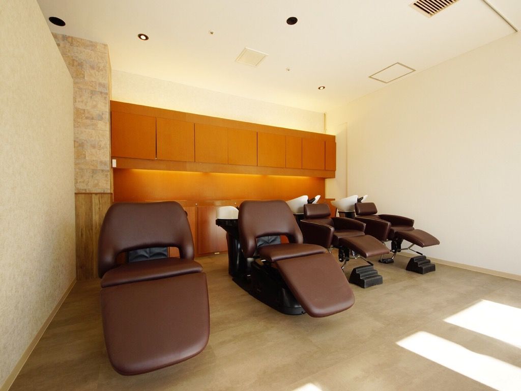 【三日市町】≪月8日休み・有給休暇あり≫≪社会保険完備≫≪最短2年デビュー≫≪まつ毛パーマも学べる≫好条件＆教育体制が整う環境です！！地域密着で幅広い年代のお客様に人気！「KAINO フォレスト三日市店（カイノ フォレストミッカイチテン）」からアシスタント（美容師）の求人★☆