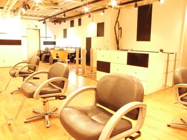 【泉ヶ丘】≪社会保険完備≫≪有給休暇あり≫≪賞与あり≫人との繋がりをとても大切にするサロンです！レッスン環境も充実しているので積極的に学んで行きたい方にはオススメです！ドライカット専門店！「FUD本店（エフユーデーホンテン）」からアシスタント（美容師）の求人☆★