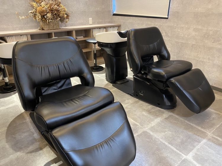 【福知山駅】≪社会保険完備≫≪18時台に退勤可能≫≪夏季・年末年始休暇あり≫頑張った分はお給料に直結！！お客様に寄り添ったカウンセリングを大切に、一人一人に応じた髪質改善を提供！アットホームな雰囲気と確かな技術が人気の秘訣です「HAK hair（ハクヘアー）」からスタイリスト（美容師）の求人☆★