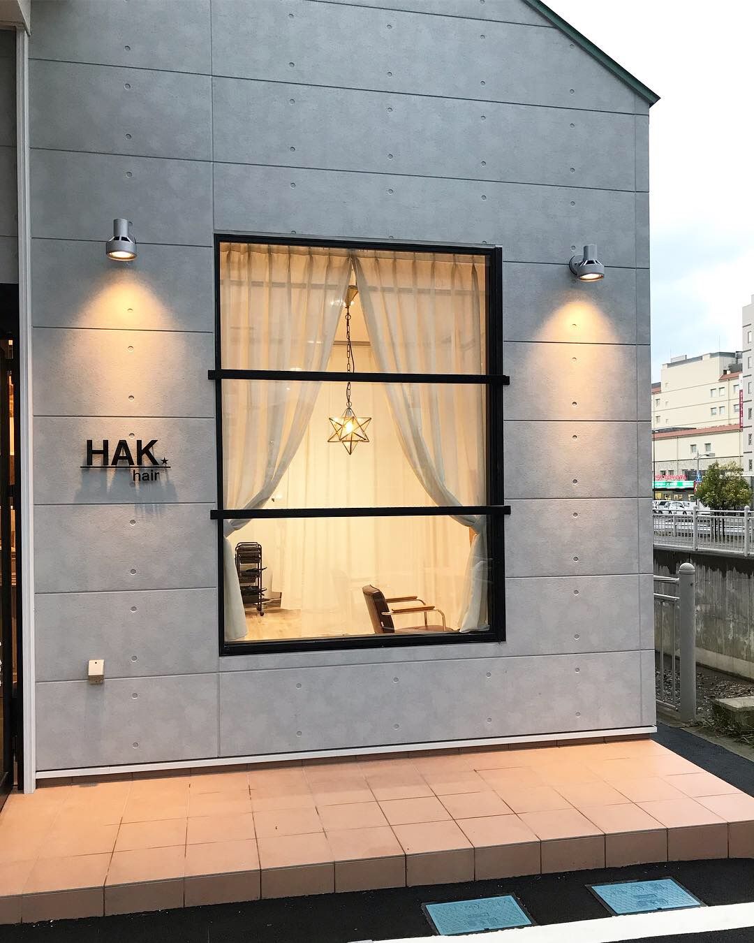 【福知山駅】≪社会保険完備≫≪18時台に退勤可能≫≪夏季・年末年始休暇あり≫頑張った分はお給料に直結！！お客様に寄り添ったカウンセリングを大切に、一人一人に応じた髪質改善を提供！アットホームな雰囲気と確かな技術が人気の秘訣です「HAK hair（ハクヘアー）」からスタイリスト（美容師）の求人☆★