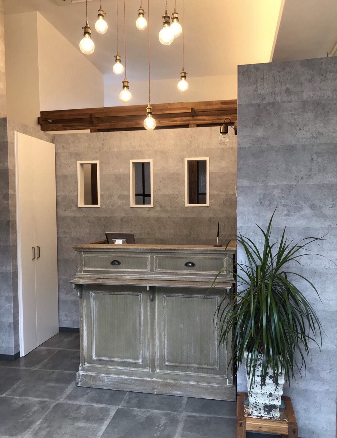 【福知山駅】≪社会保険完備≫≪18時台に退勤可能≫≪夏季・年末年始休暇あり≫頑張った分はお給料に直結！！お客様に寄り添ったカウンセリングを大切に、一人一人に応じた髪質改善を提供！アットホームな雰囲気と確かな技術が人気の秘訣です「HAK hair（ハクヘアー）」からスタイリスト（美容師）の求人☆★