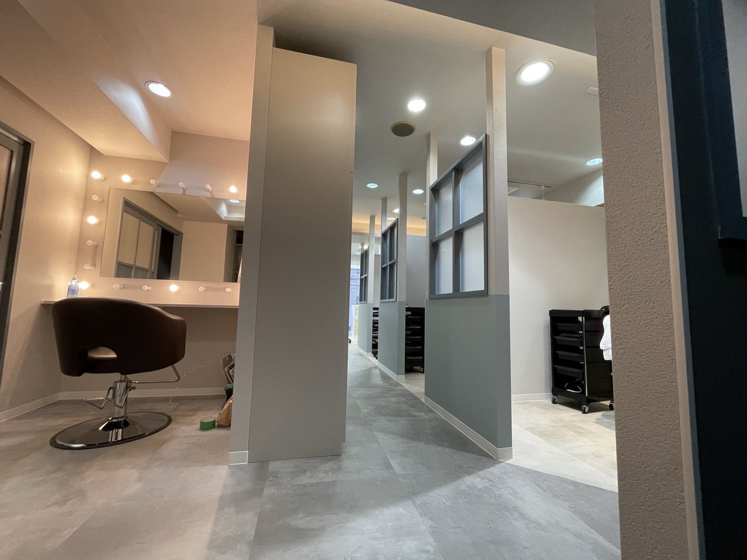 【国立駅】◆休日数選択制・月給24万円スタート・独立支援あり・社会保険完備◆売上100万円を目指せるカリキュラムがある！お客様1人1人の好みやライフスタイルに合わせた提案が得意なサロンcarina（カリーナ）からスタイリスト（美容師）の求人☆★