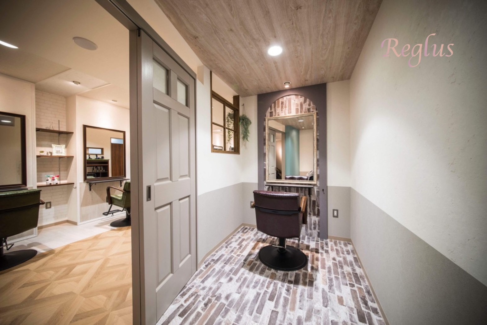 【西新駅】≪社保完備・働き方が選べる・平均退勤時間（平日）18:30頃（日）17:15頃・時短社員制度あり≫時短社員＆パート大歓迎！家族優先の美容師さん、フルタイム勤務どちらも歓迎！自分専用のクーポンも作成可能！！早回しでなくお客様としっかり関わりパートナーを目指す「Reglus hair design 西新店（レグルスヘアデザインニシジンテン）」からスタイリスト（美容師）の求人☆★