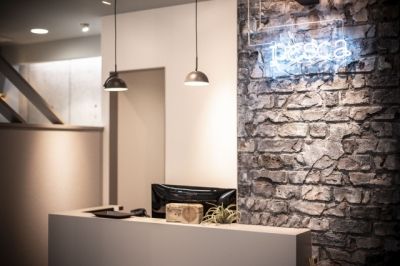 【博多駅】★業務委託は最低保障あり★月休8日、社会保険完備など充実した福利厚生も魅力のひとつ!!正社員・業務委託を選べるので自分に合った働き方ができますよ!!各エリアで集客好調のヘアサロン「pesca 博多駅前店(ペスカハカタエキマエテン)」からスタイリスト(美容師)の求人★☆