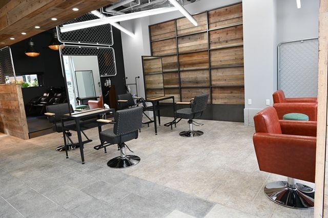 【なんば】≪平均月給56万円≫≪3交代のシフト制≫≪社会保険完備≫≪シェアサロン利用可能≫リバーサイド沿いでロケーション抜群なヘアサロン！！お洒落なサロン空間で活躍出来る環境です！「clomus（クロムス）」からスタイリスト（美容師）の求人★☆