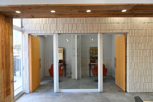 【なんば】≪平均月給56万円≫≪3交代のシフト制≫≪社会保険完備≫≪シェアサロン利用可能≫リバーサイド沿いでロケーション抜群なヘアサロン！！お洒落なサロン空間で活躍出来る環境です！「clomus（クロムス）」からスタイリスト（美容師）の求人★☆