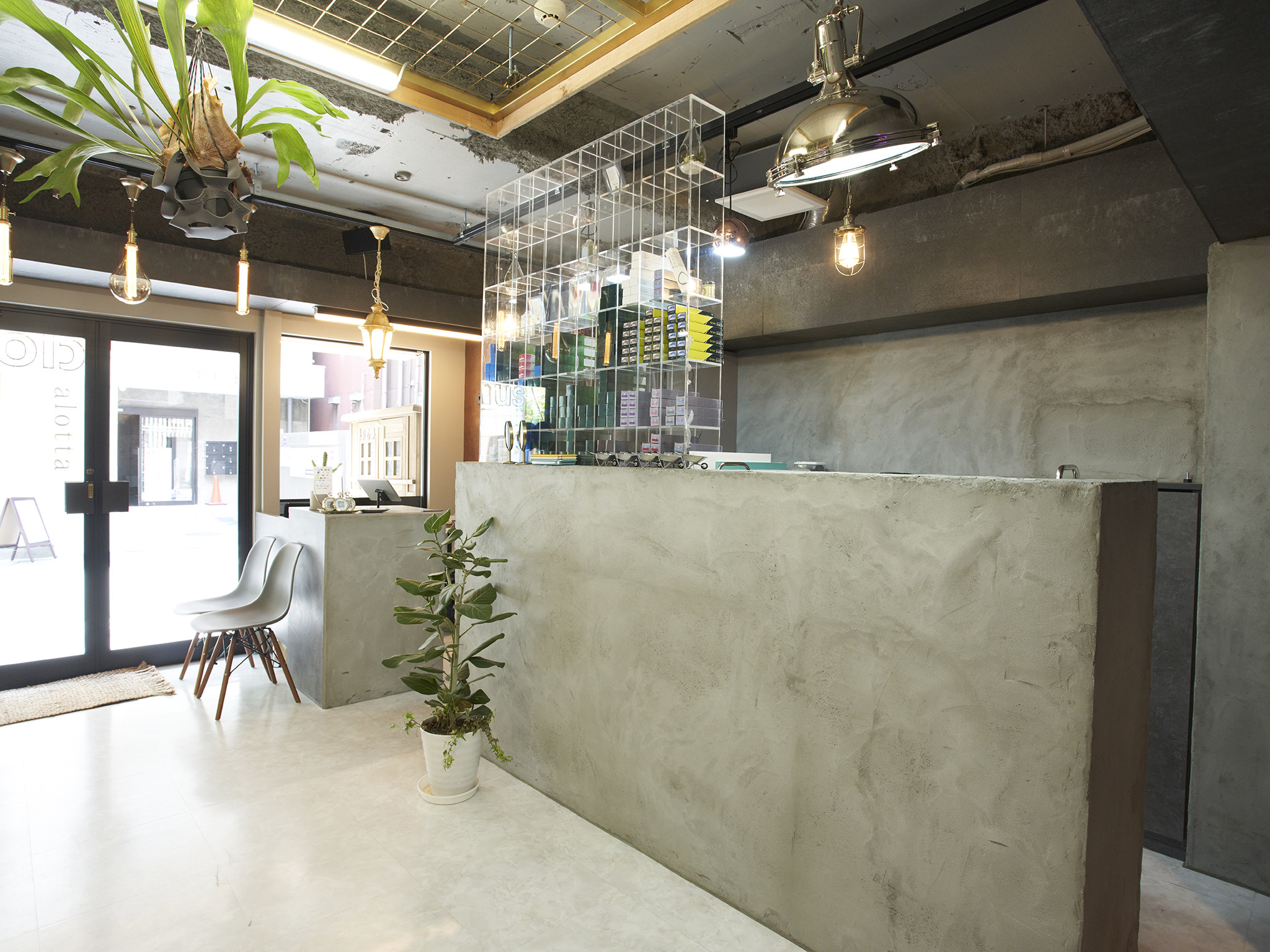 【茶屋町】≪正社員でも月給50万円以上可能≫≪完全週休2日制・有給休暇あり≫≪社会保険完備≫艶髪やデザインカラー、髪質改善が人気！韓国ヘアもオススメな人気ヘアサロン！「clomus 梅田茶屋町店（クロムス ウメダチャヤマチテン）」からスタイリスト（美容師）の求人★☆