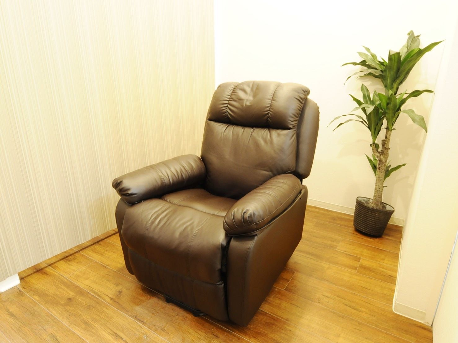 【新長田】≪平日のみなど相談可能！≫≪社会保険完備≫顧客さんが多く明るい元気なスタッフばかりのアットホームサロン。接客が大得意の方、ぜひお待ちしております！「Salon de Rt（サロンドアールティー）」からアイリスト（まつげエクステ・まつげパーマ・アイブロウ）の求人☆☆