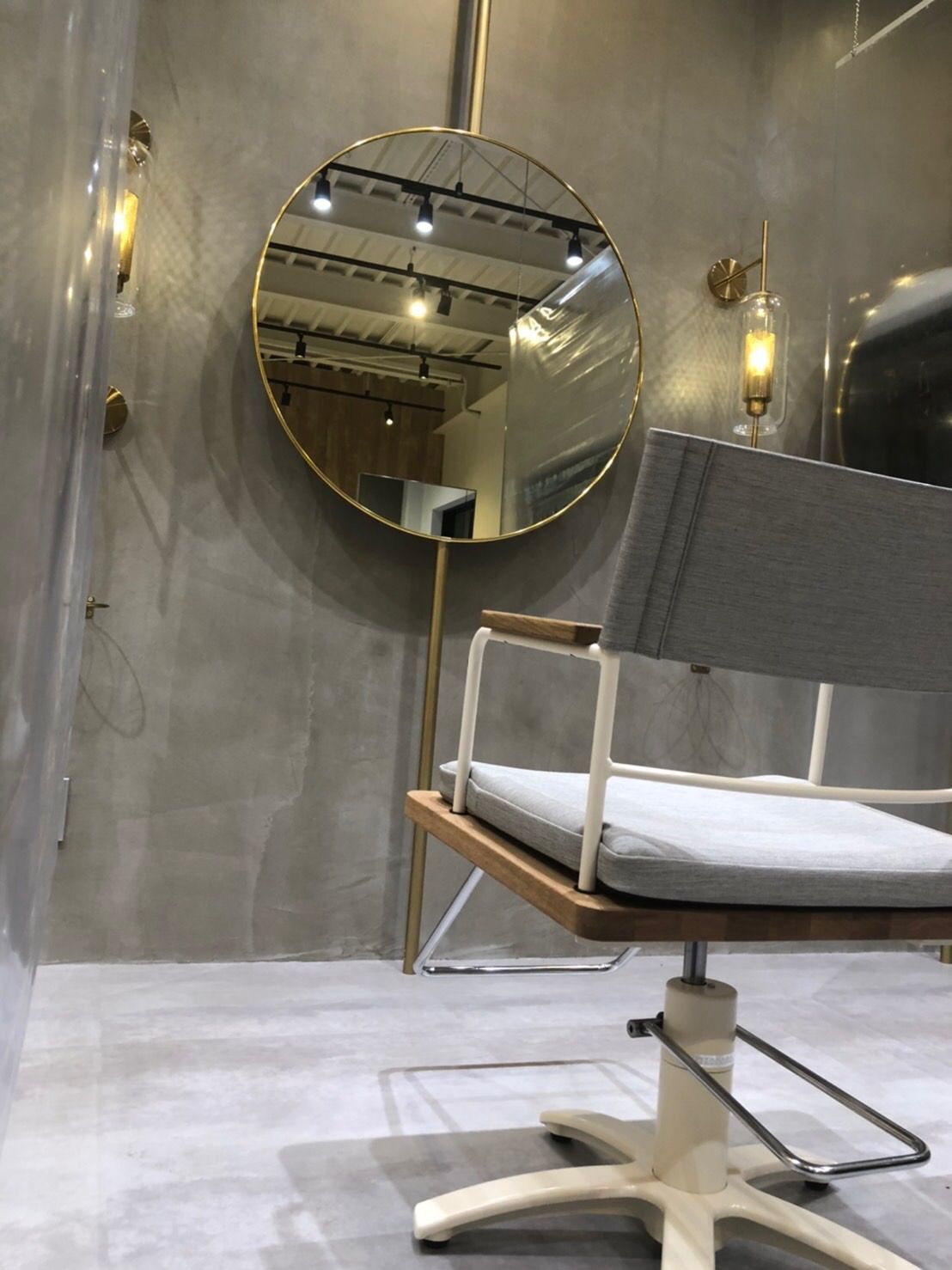 【和泉中央】≪社会保険完備≫≪月給21万円≫≪最短1年半デビュー≫≪月8,9日休み≫営業時間内のレッスン可能なので効率よく学べます!和気あいあいとした雰囲気のサロンです!「Ster.(ステラ)」からアシスタント(美容師)の求人☆★☆