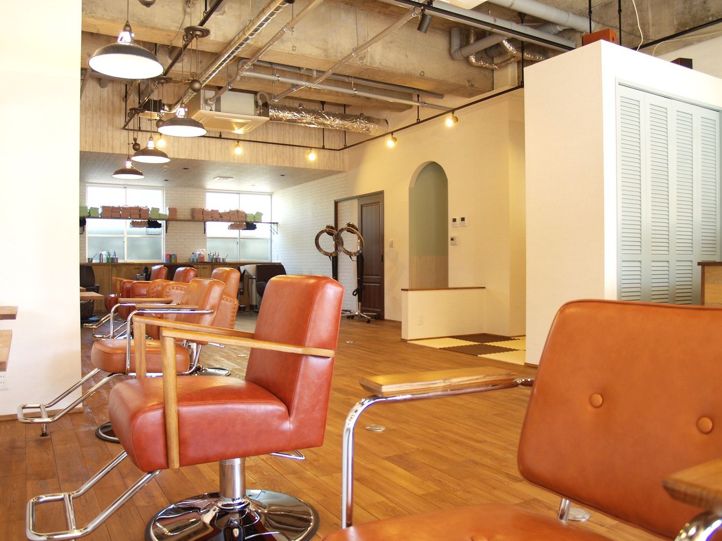 【牧落】≪月8,9日休み≫≪社会保険完備≫≪最短2年でデビュー可≫≪平均退社時間20時≫充実の環境で長く働けます!他店舗との交流も多いのでいろんなスタイリストから技術を習得可能◎「ZIP palmy(ジイップパルミー)」からアシスタント(美容師)の求人☆★