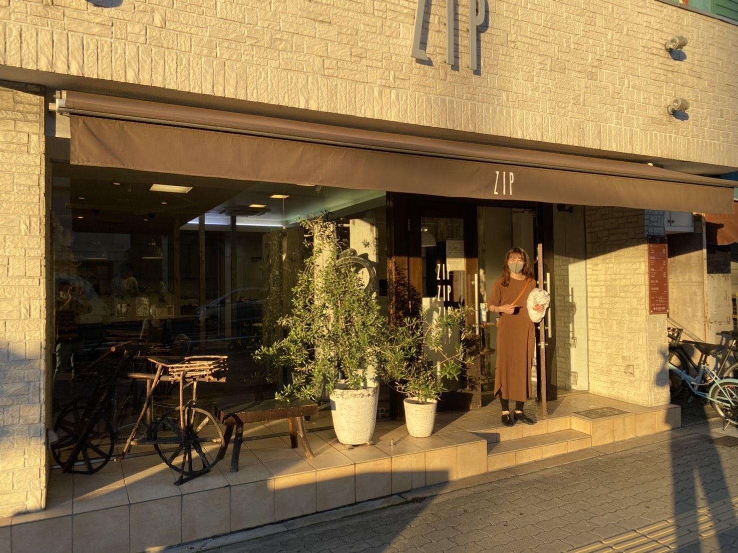 【谷町六丁目】≪月8,9日休み≫≪社会保険完備≫≪最短2年でデビュー可≫≪平均退社時間20時≫着付けも学べる環境あり！他店舗との交流も深く、様々なスタイリストから技術を学べる◎「ZIP（ジイップ）」からアシスタント（美容師）の求人☆★