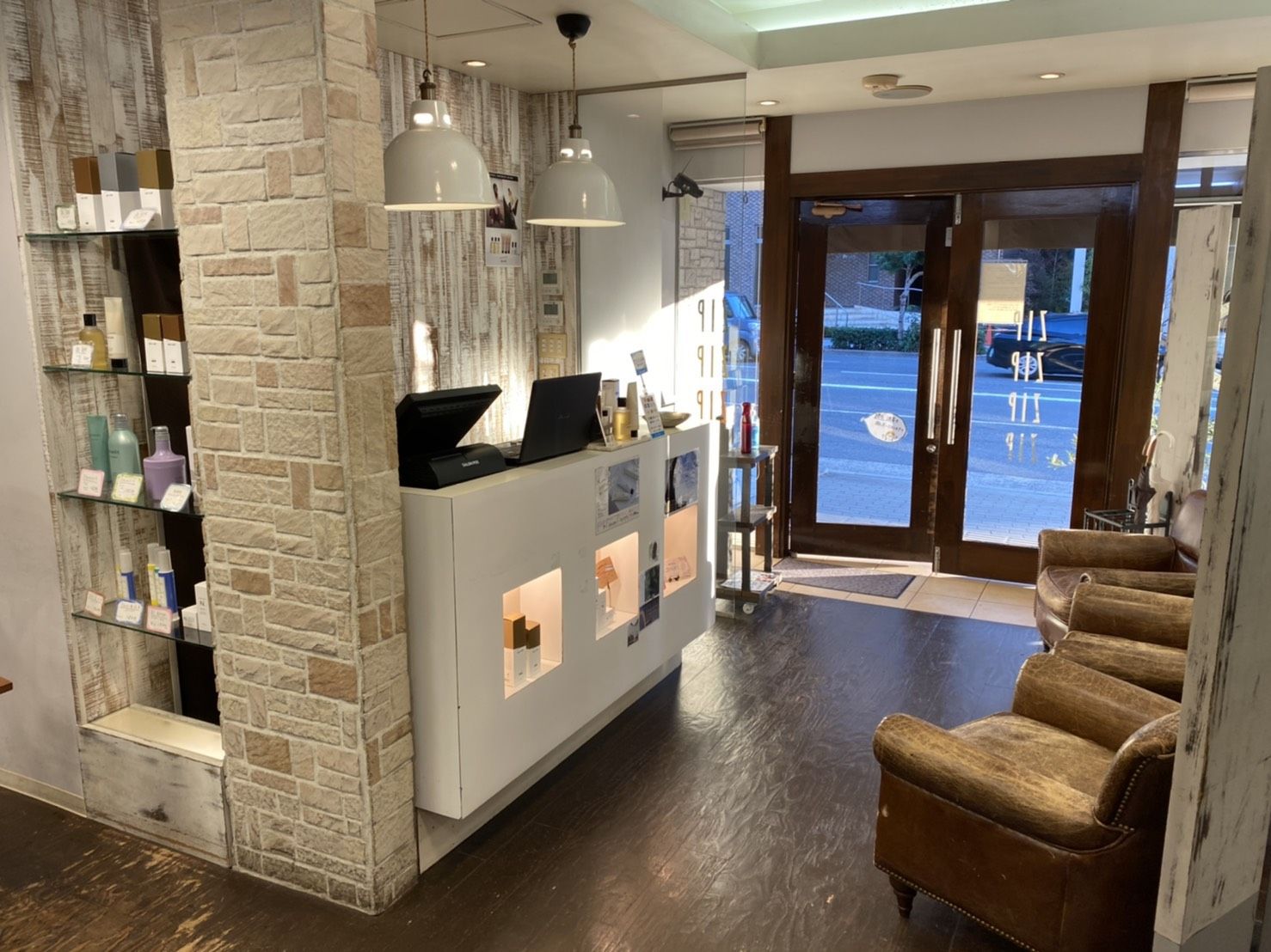 【谷町六丁目】≪月8,9日休み≫≪社会保険完備≫≪最短2年でデビュー可≫≪平均退社時間20時≫着付けも学べる環境あり！他店舗との交流も深く、様々なスタイリストから技術を学べる◎「ZIP（ジイップ）」からアシスタント（美容師）の求人☆★