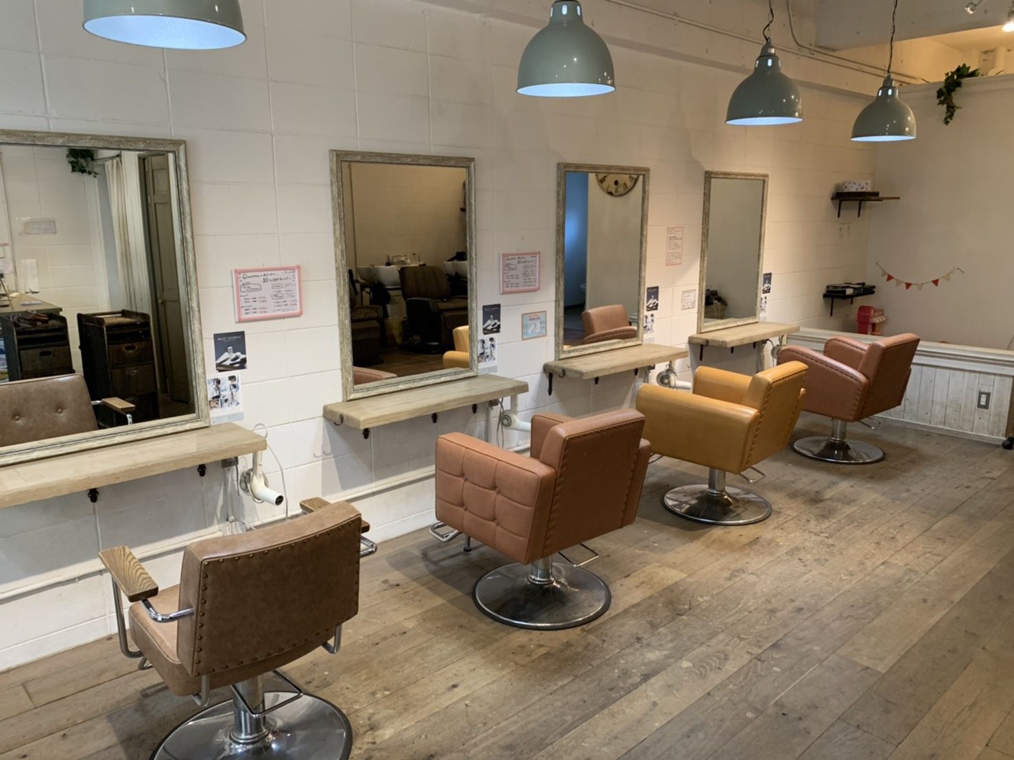 【桃山台】≪月8,9日休み≫≪社会保険完備≫≪最短2年でデビュー可≫≪平均退社時間20時≫着付けも学べる環境あり!他店舗との交流も多くいろんなな先輩から技術を習得できますよ!「Quattro(キャトル)」からアシスタント(美容師)の求人☆★