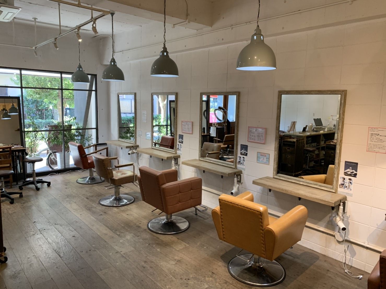 【桃山台】≪月8,9日休み≫≪社会保険完備≫≪最短2年でデビュー可≫≪平均退社時間20時≫着付けも学べる環境あり!他店舗との交流も多くいろんなな先輩から技術を習得できますよ!「Quattro(キャトル)」からアシスタント(美容師)の求人☆★