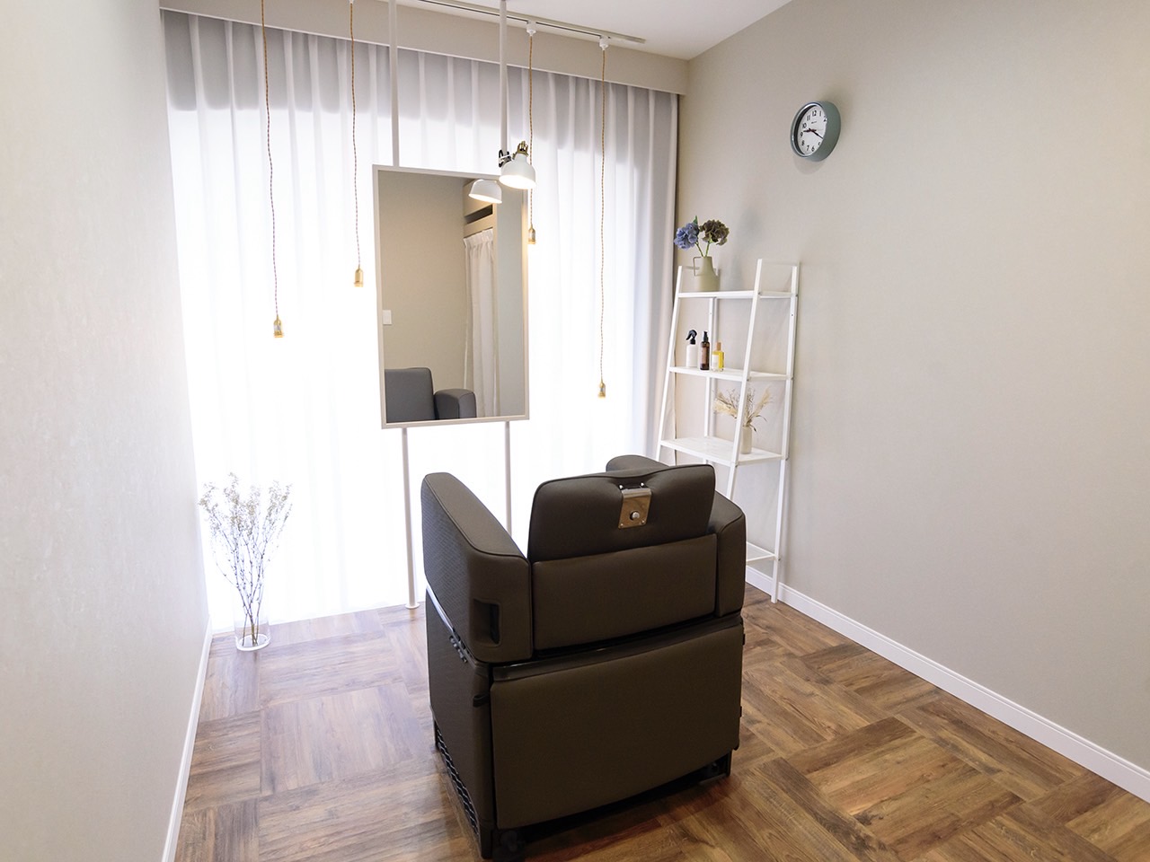 【高の原】≪時短勤務もOK！≫≪完全個室≫≪完全週休2日制＆社会保険完備≫≪頭皮ケアや髪質改善に注力≫スタイリストオンリーサロン！営業時間18時まで＆平均退社は17時！早い日には16時に退勤可能！完全個室の高単価サロンでお客様とじっくり関わっていくことができます！「atelier RICO奈良高の原店（アトリエリコナラタカノハラテン）」からスタイリスト（美容師）の求人☆☆