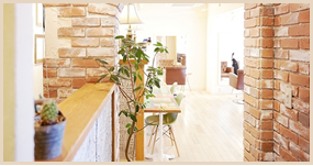 【代官山】◆完全週休2日制・給与保障制度あり・独立支援あり◆希望に合わせて正社員か業務委託かを選べます。しっかり稼げて、プライベートも充実できるサロン「BULB（バルブ）」からスタイリスト（美容師）の求人★☆