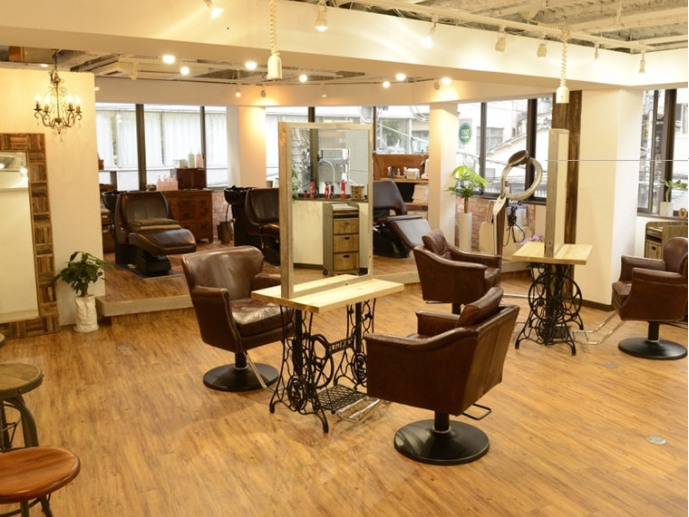 【恵比寿】◆ヘアメイクが学べる環境・完全週休2日制・社会保険完備◆海外でヘアメイクをされていたオーナーさんの下で早期スタイリストデビューを目指せるサロン「180°One Eighty Degrees.（ワンエイティーディグリース）」からアシスタント（美容師）の求人☆★