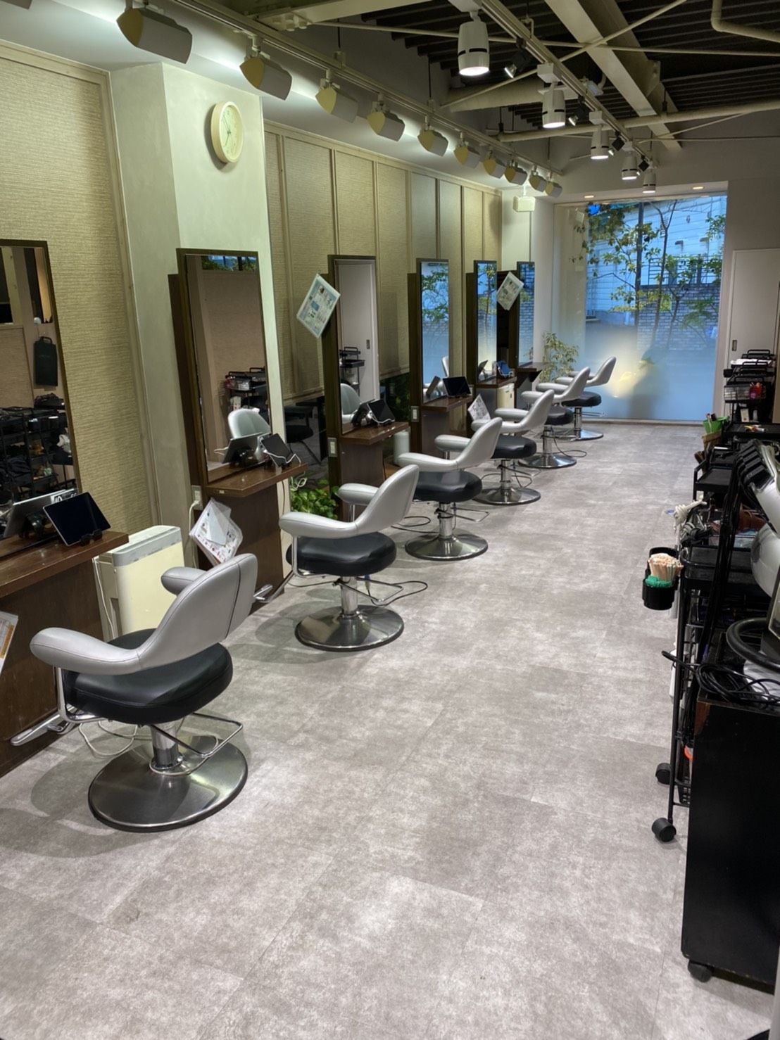 【香里園】≪月給21万円〜≫≪月8〜10日休み≫≪社会保険完備≫≪最短2年でデビュー可能≫≪20時までに退勤可能≫営業時間内レッスンも可能!「U-AMBOISE(ユーアンボワーズ)」からアシスタント(美容師)の求人☆★