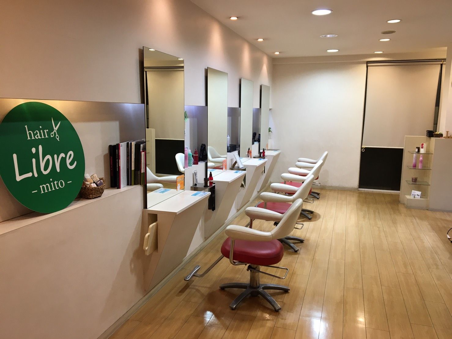 【弥刀】≪月8日休み≫≪月給17.5万円〜≫≪最短1年半でデビュー可能≫平均退社時間が18時30分ごろなのでプライベートの時間も作りやすい環境！「hair Libre -mito-（ヘアーリブレミト）」からアシスタント（美容師）の求人☆★