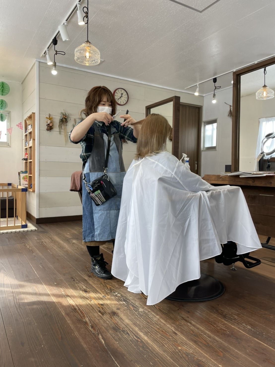 【丹波柏原】≪日曜定休あり≫≪社会保険完備≫≪18時までの退勤可能≫≪産休育休取得率100％≫≪有給休暇あり≫日曜日は定休日となっているので、子育てママさんなども働きやすい環境！「BRUG（ブルグ）」からカラーリスト（美容師）の求人☆★