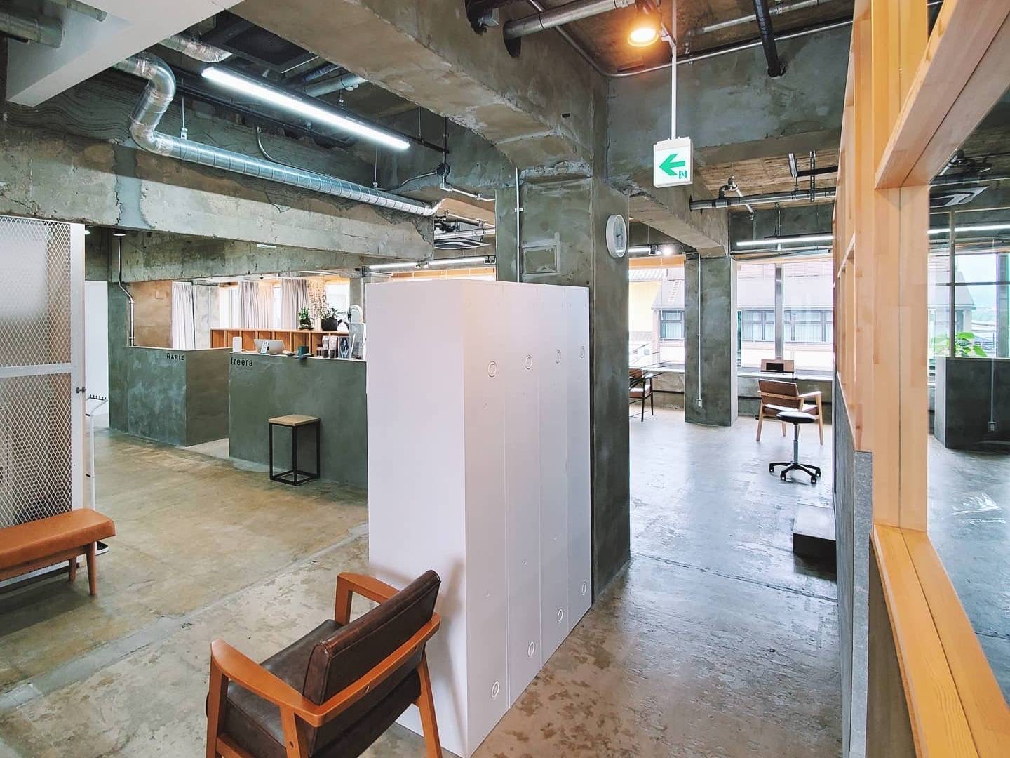 【三条】◆完全週休2日制・有給休暇あり・社会保険完備◆コンパクトな営業時間と充実の休日で体力面も安心!若いお客様を中心に支持されており、トレンド発信も可能です!「freera 京都河原町三条店(フリーラキョウトカワラマチサンジョウテン)」からアシスタント(美容師)の求人☆★