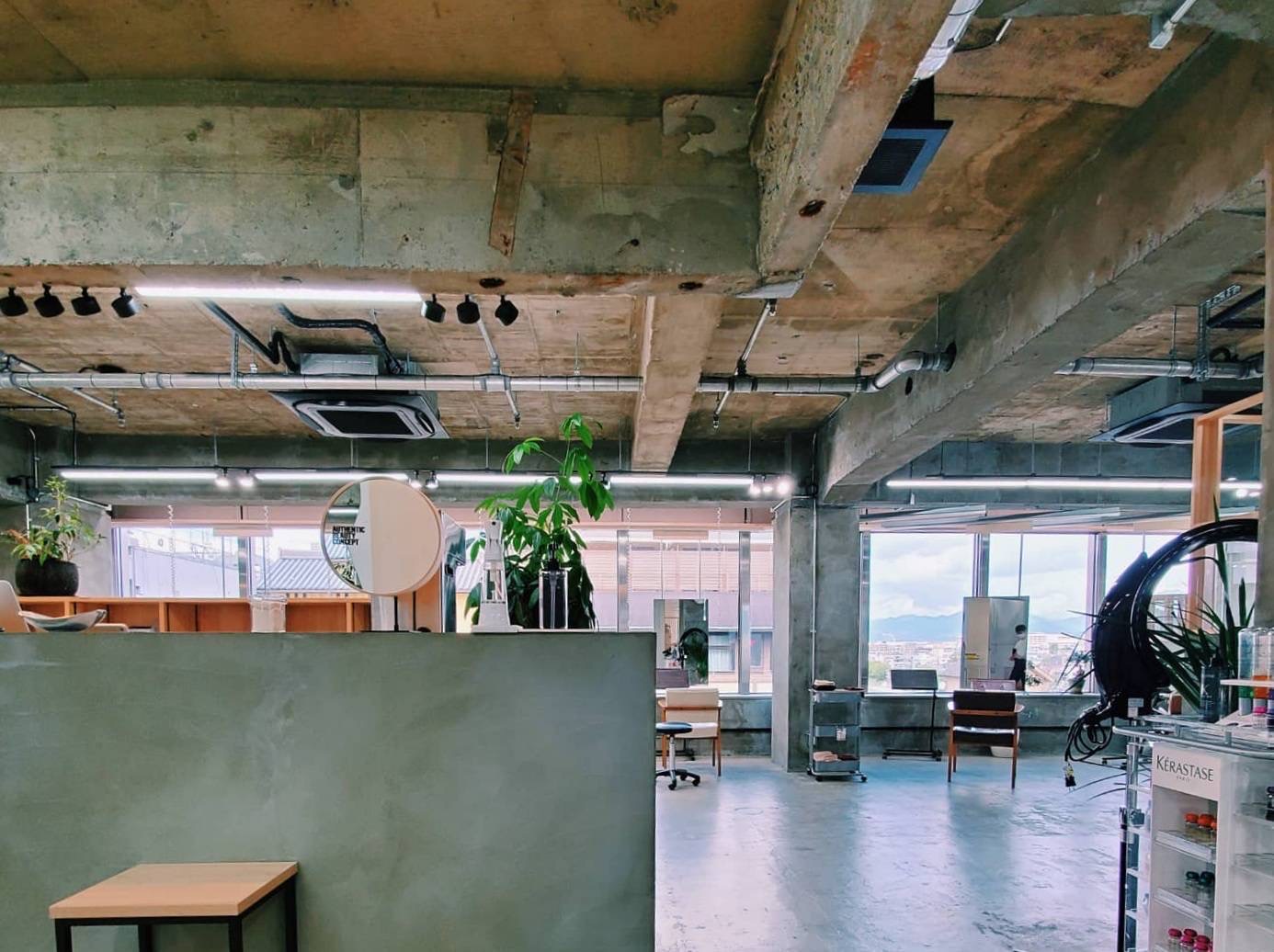 【三条】◆完全週休2日制・有給休暇あり・社会保険完備◆コンパクトな営業時間と充実の休日で体力面も安心!若いお客様を中心に支持されており、トレンド発信も可能です!「freera 京都河原町三条店(フリーラキョウトカワラマチサンジョウテン)」からアシスタント(美容師)の求人☆★