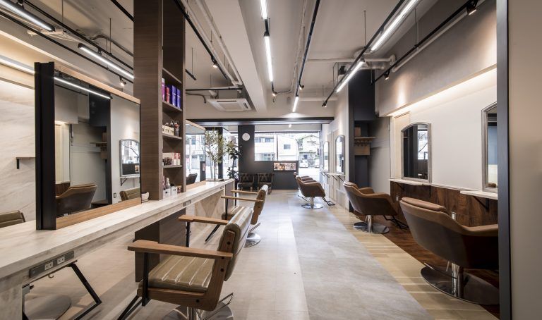 【JR吉塚駅】≪月休8日・月給20万円スタート・社会保険完備≫充実した福利厚生を準備しているので長く勤務出来る環境はバッチリ！！1年半でスタイリストデビューが目指せるヘアサロン「L’Aube（ローブ）」からアシスタント（美容師）の求人☆★